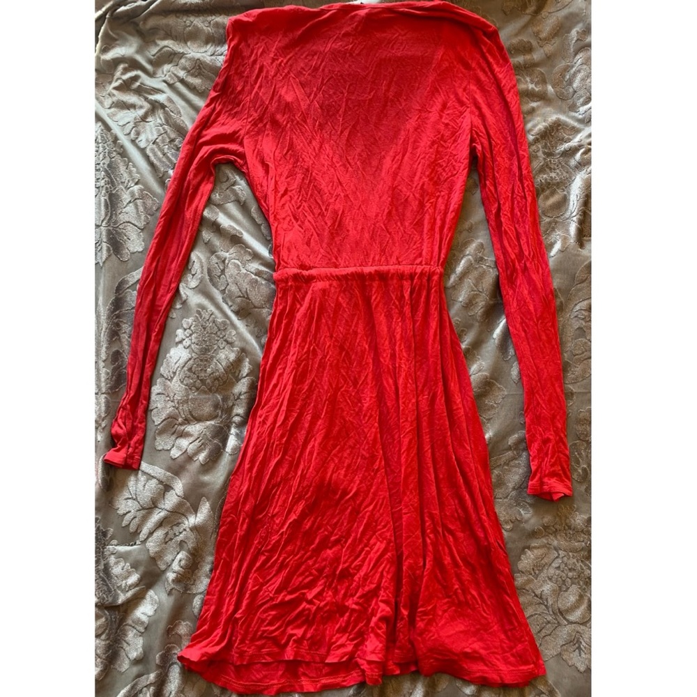H&M V-neck midi dress with tie at waist. - Picture 4 of 4